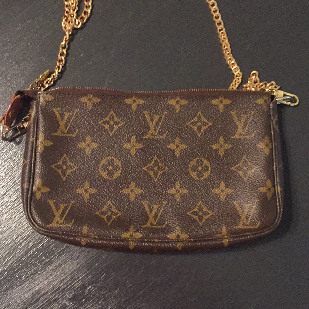 Louis Vuitton pouchet with crossbody strap